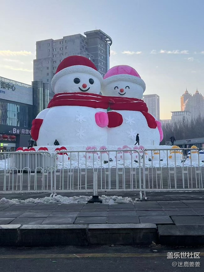 【身边的节日气息】奥莱门前堆起来的大雪人，迎接新年啦