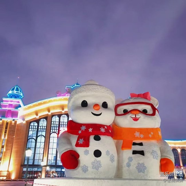 【身边的节日气息】奥莱门前堆起来的大雪人，迎接新年啦