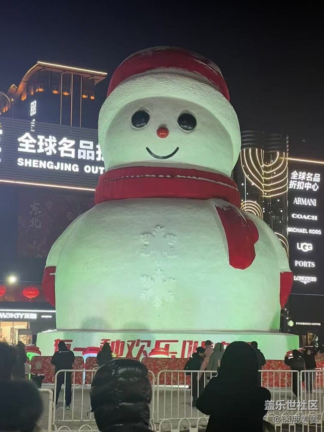 【身边的节日气息】奥莱门前堆起来的大雪人，迎接新年啦