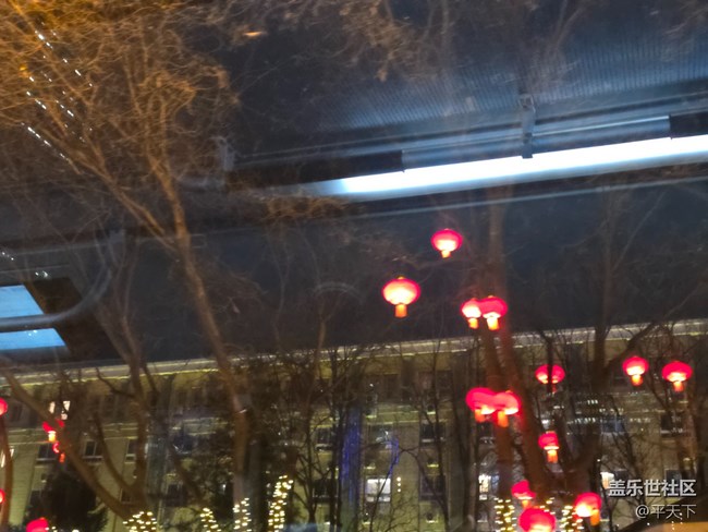 【新年到】街边树梢上红灯笼