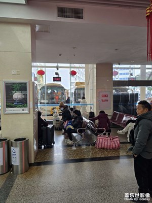 【回家路上】年味归途，小站候车记