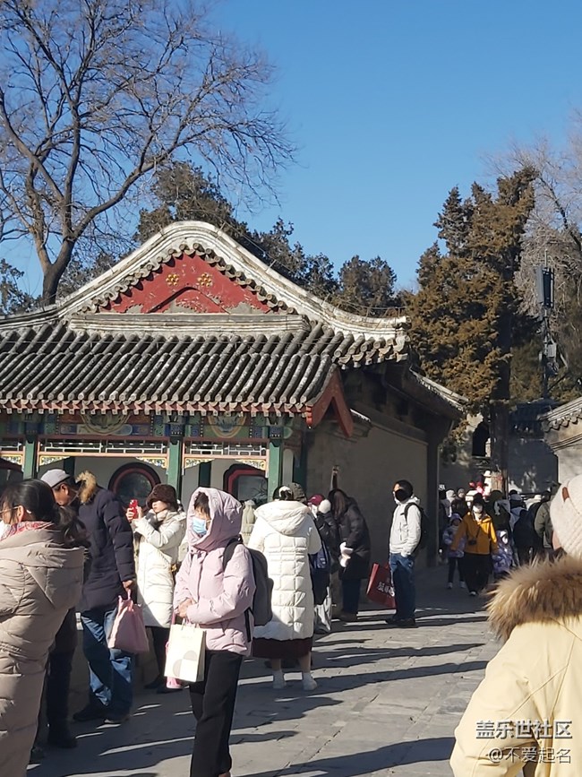 【我家附近的公园】周末置身园林，在树荫下乘凉，于湖畔边发呆，尽情享受这份惬意悠然的园林时光。
