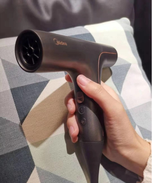 每天用电吹风吹头发有危害吗？留心打结分叉四大内幕弊端