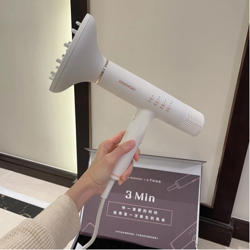 每天用电吹风吹头发有危害吗？留心打结分叉四大内幕弊端