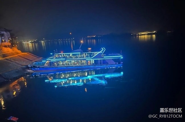 【带上折叠屏过五一】夜游码头
