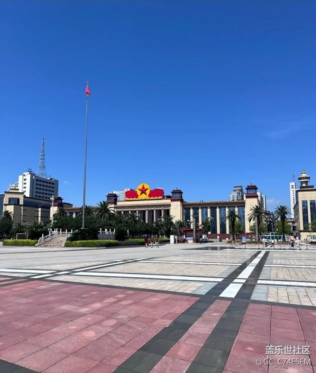 【带上折叠屏过五一】八一广场