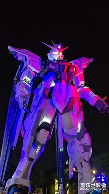 自 由 高 达 立像