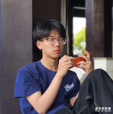 香山风铃塔下玩手机的帅哥