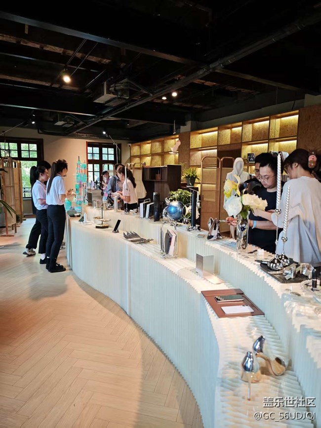 参加社区新品发布会