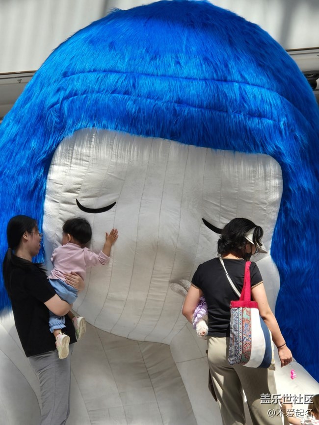 【 粽夏童趣】巨型发呆的小女孩
