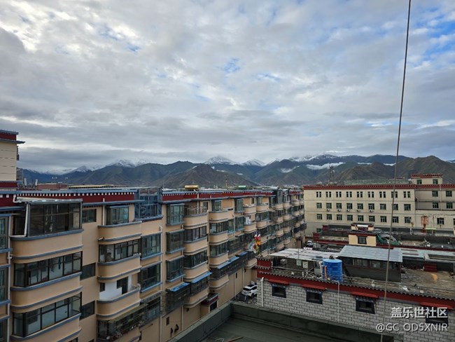 打开窗帘看雪山，欢迎来拉萨玩耍。