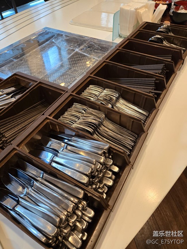 【折叠万象】层叠的餐具