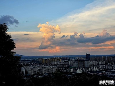 看晚霞漫天看华灯初上