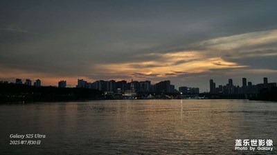 夕阳下
天边云
江水波光粼粼