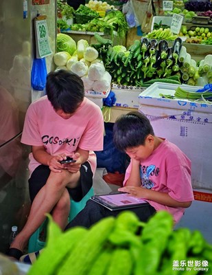 守摊的孩子