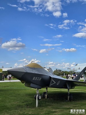 【抬起头的视界】+ 仰拍视角