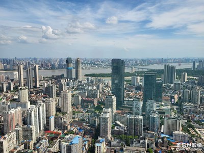 【抬起头的视界】+ 仰拍视角