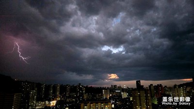暴雨前夕，城市的多元色