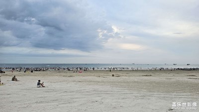海边吹吹风，玩玩水