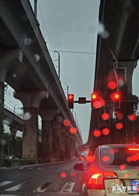 雨天的车窗外