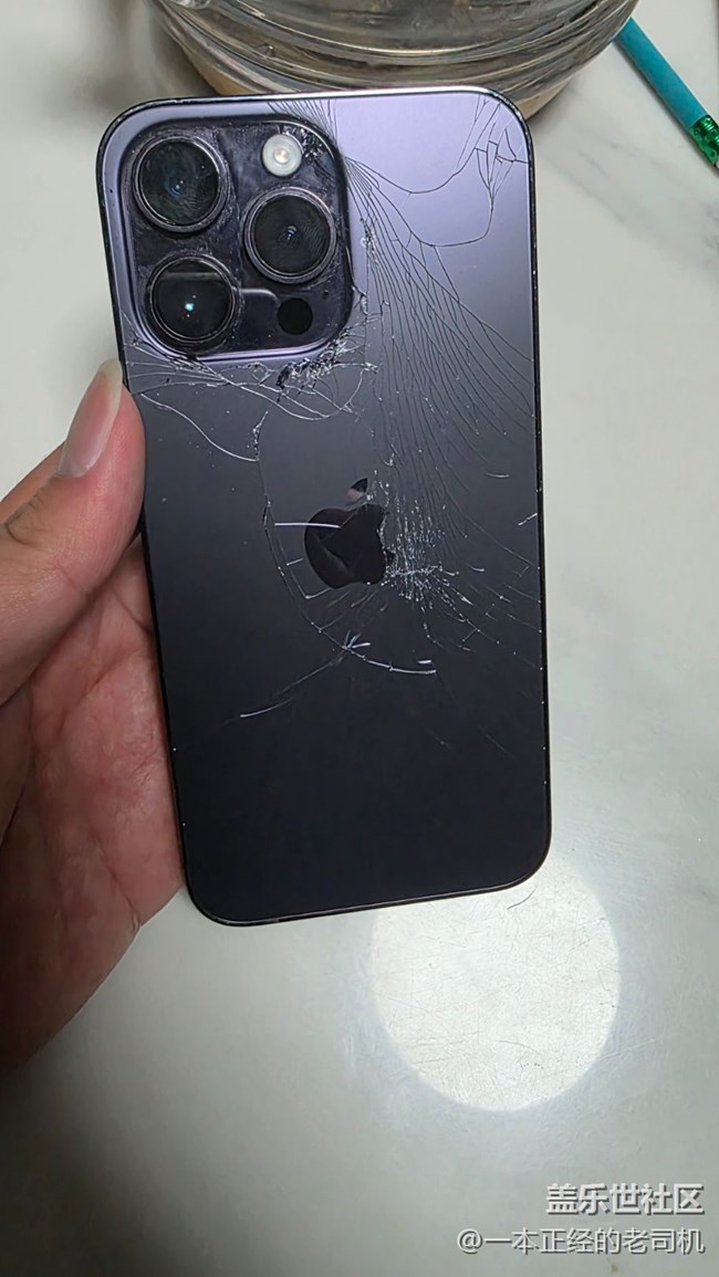 手机爆后盖了