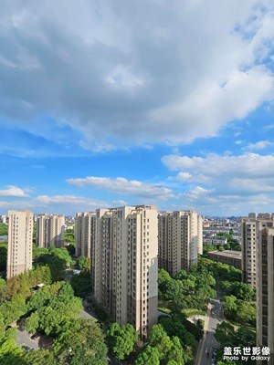 蓝天白云下的初秋