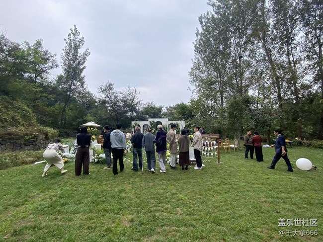 【城市温度】深秋的草坪婚礼