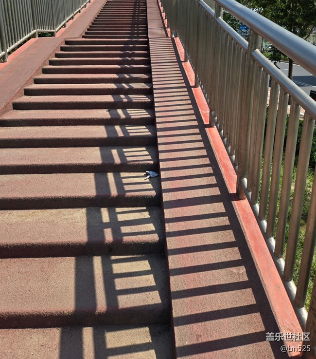 【捕捉生活中的对比色】桥下掠影