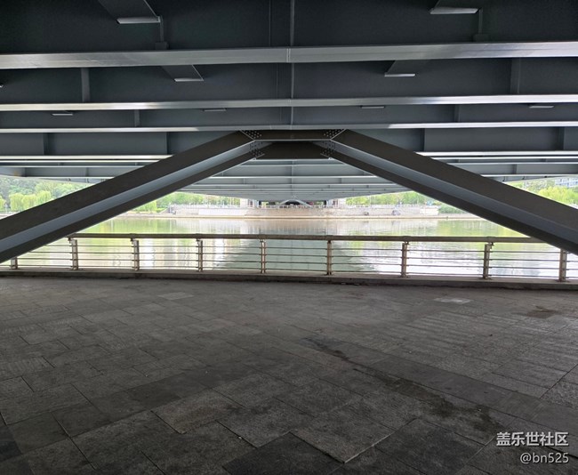 【捕捉生活中的对比色】桥下掠影