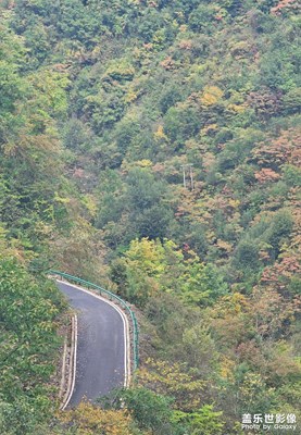 大山深处的秋景