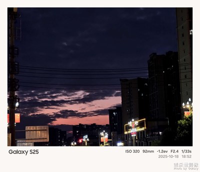 《夜生活》—用镜头框住塞博夜景