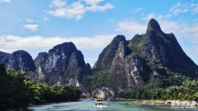 山水一程,人在船中坐,景从眼前来