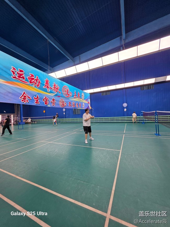 沈阳星粉集结羽毛球馆！夏日挥拍活力满，手机镜头定格热血瞬间
