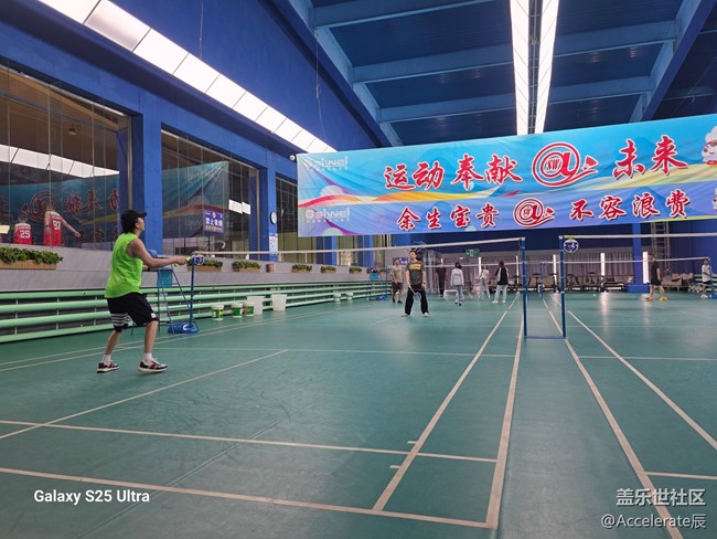沈阳星粉集结羽毛球馆！夏日挥拍活力满，手机镜头定格热血瞬间