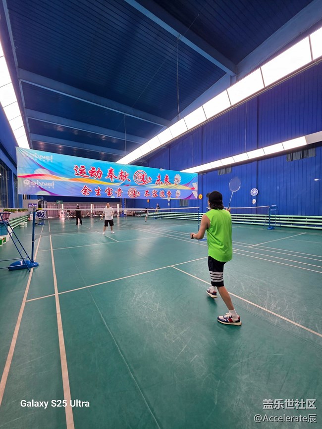 沈阳星粉集结羽毛球馆！夏日挥拍活力满，手机镜头定格热血瞬间