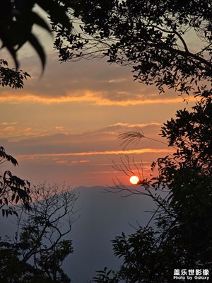 偶遇的山中的落日