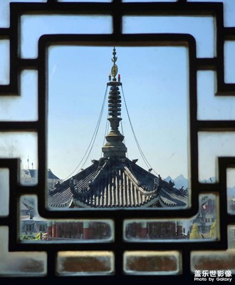 【地标最佳机位】窗棂裁塔影