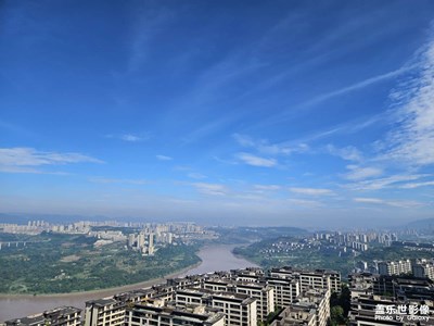 云淡天蓝，远山近水美