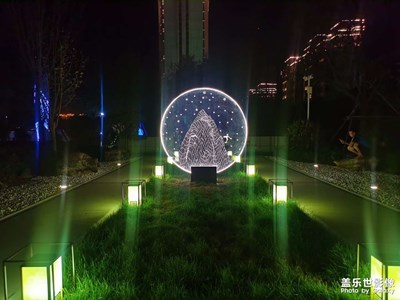 灯光下，夜幕降临