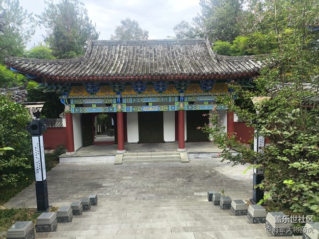 【秋末山景】秋末山径里，藏着时光的温柔