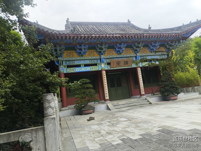 【秋末山景】秋末山径里，藏着时光的温柔