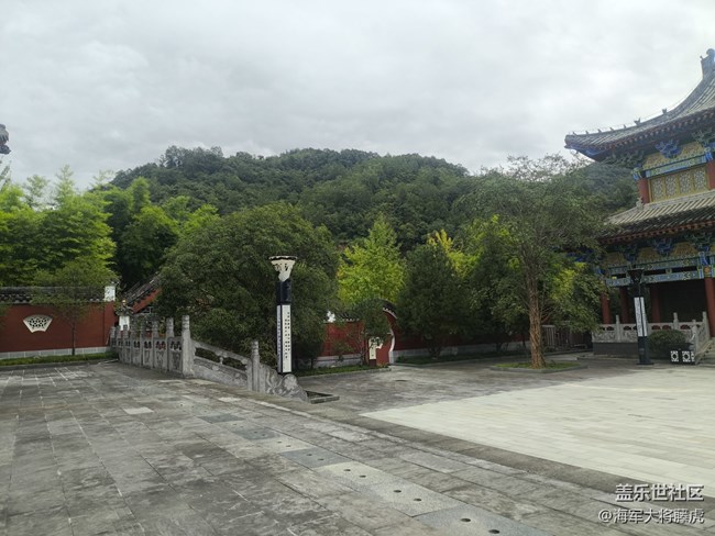 【秋末山景】秋末山径里，藏着时光的温柔