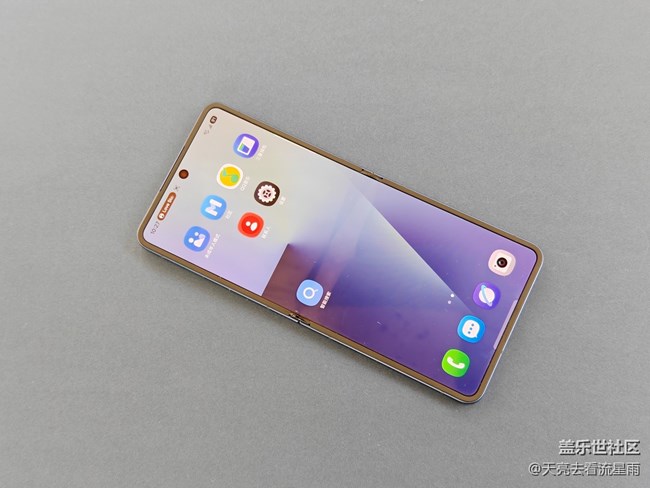 三星Galaxy Z Flip7评测:掌心折叠间的科技美学体验 三星Galaxy Z Flip7评测:掌心折叠间的科技美学体验