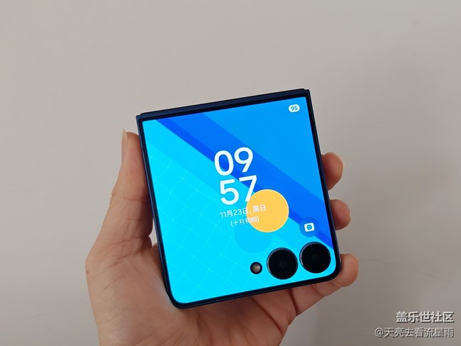 三星Galaxy Z Flip7评测:掌心折叠间的科技美学体验 三星Galaxy Z Flip7评测:掌心折叠间的科技美学体验