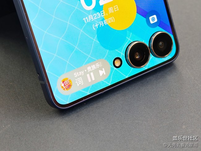 三星Galaxy Z Flip7评测:掌心折叠间的科技美学体验 三星Galaxy Z Flip7评测:掌心折叠间的科技美学体验