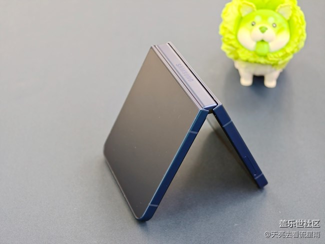 三星Galaxy Z Flip7评测:掌心折叠间的科技美学体验 三星Galaxy Z Flip7评测:掌心折叠间的科技美学体验