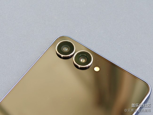 三星Galaxy Z Flip7评测:掌心折叠间的科技美学体验 三星Galaxy Z Flip7评测:掌心折叠间的科技美学体验