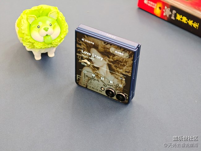 三星Galaxy Z Flip7评测:掌心折叠间的科技美学体验 三星Galaxy Z Flip7评测:掌心折叠间的科技美学体验