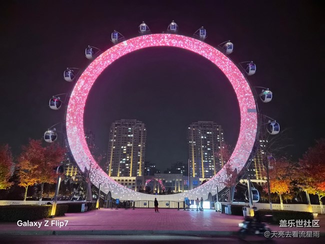 三星Galaxy Z Flip7评测:掌心折叠间的科技美学体验 三星Galaxy Z Flip7评测:掌心折叠间的科技美学体验