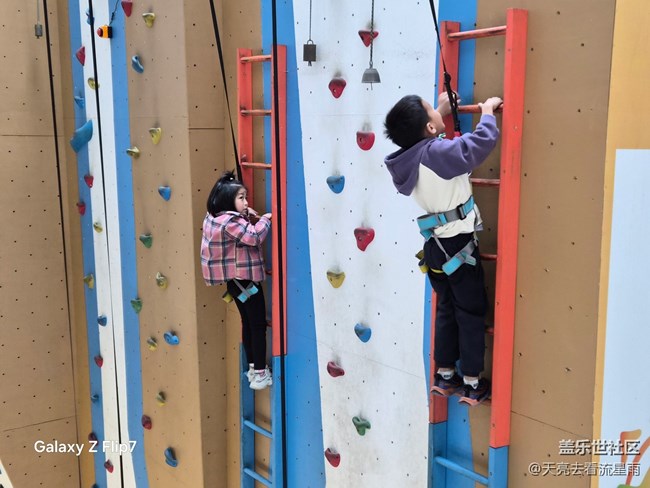 三星Galaxy Z Flip7评测:掌心折叠间的科技美学体验 三星Galaxy Z Flip7评测:掌心折叠间的科技美学体验